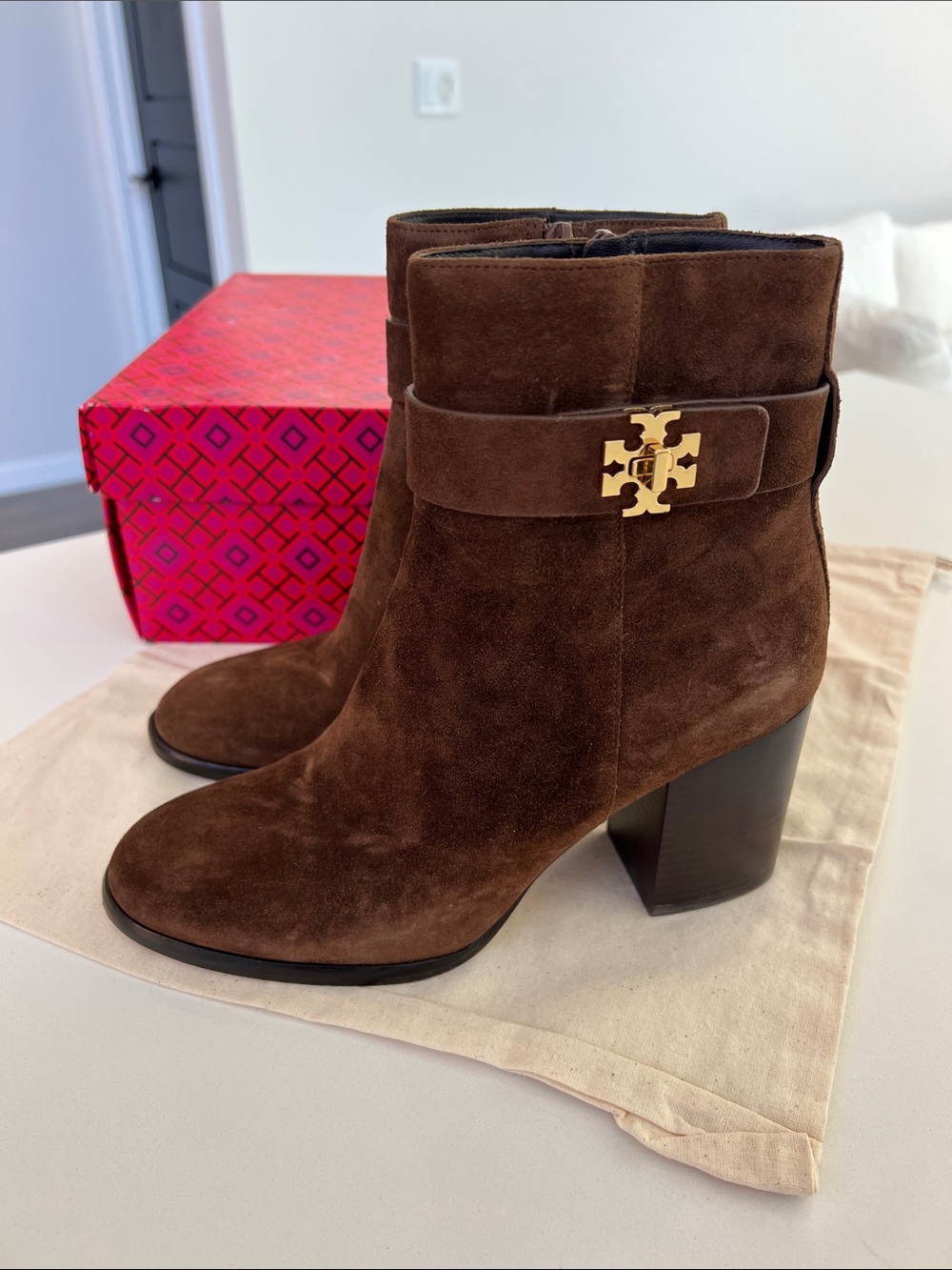 Tory Burch t lock heeled ankle boots gold 80mm brown suede booties 7